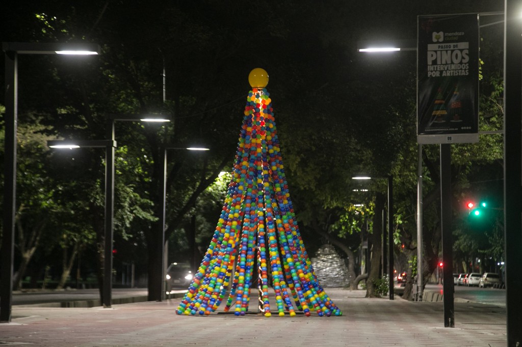 Pino navideño. Paseo Pedro Molina