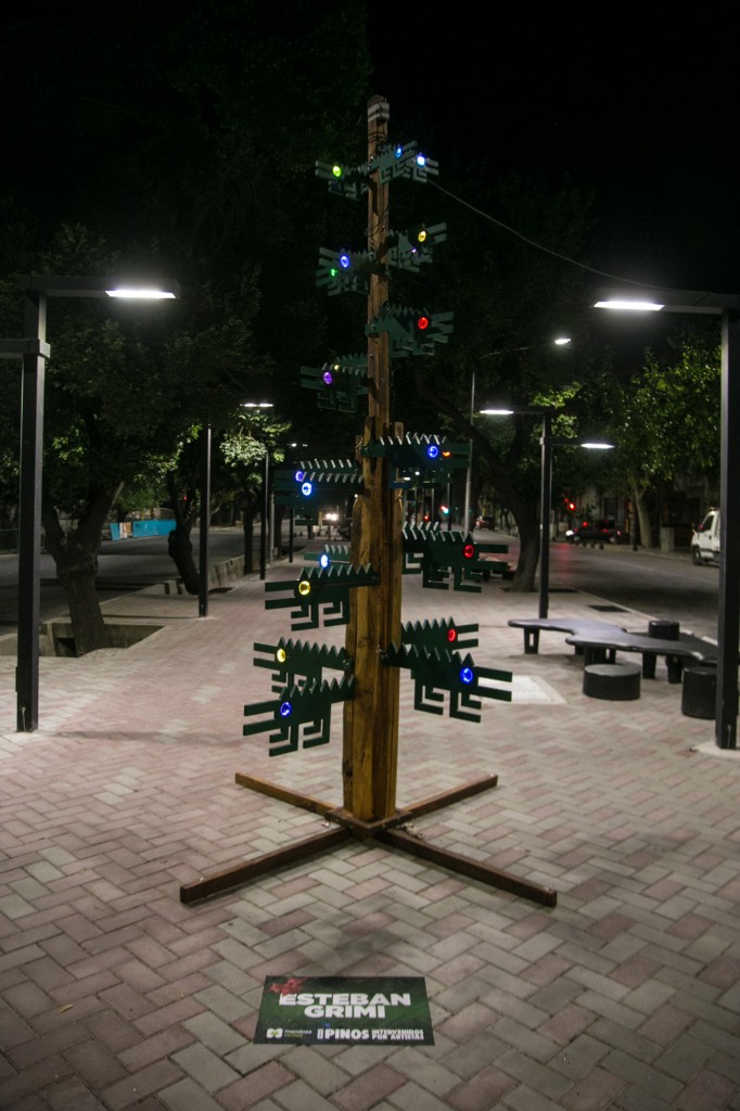 Pino navideño. Paseo Pedro Molina 2