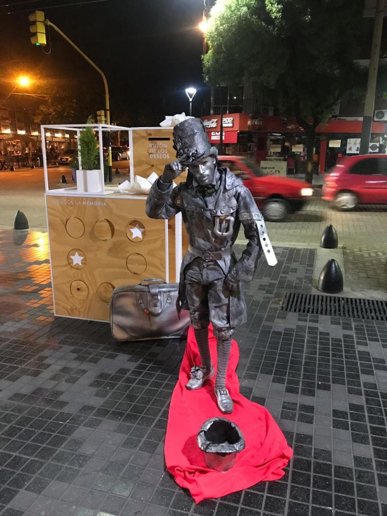 Regalo estatua viviente. Arístides Villanueva