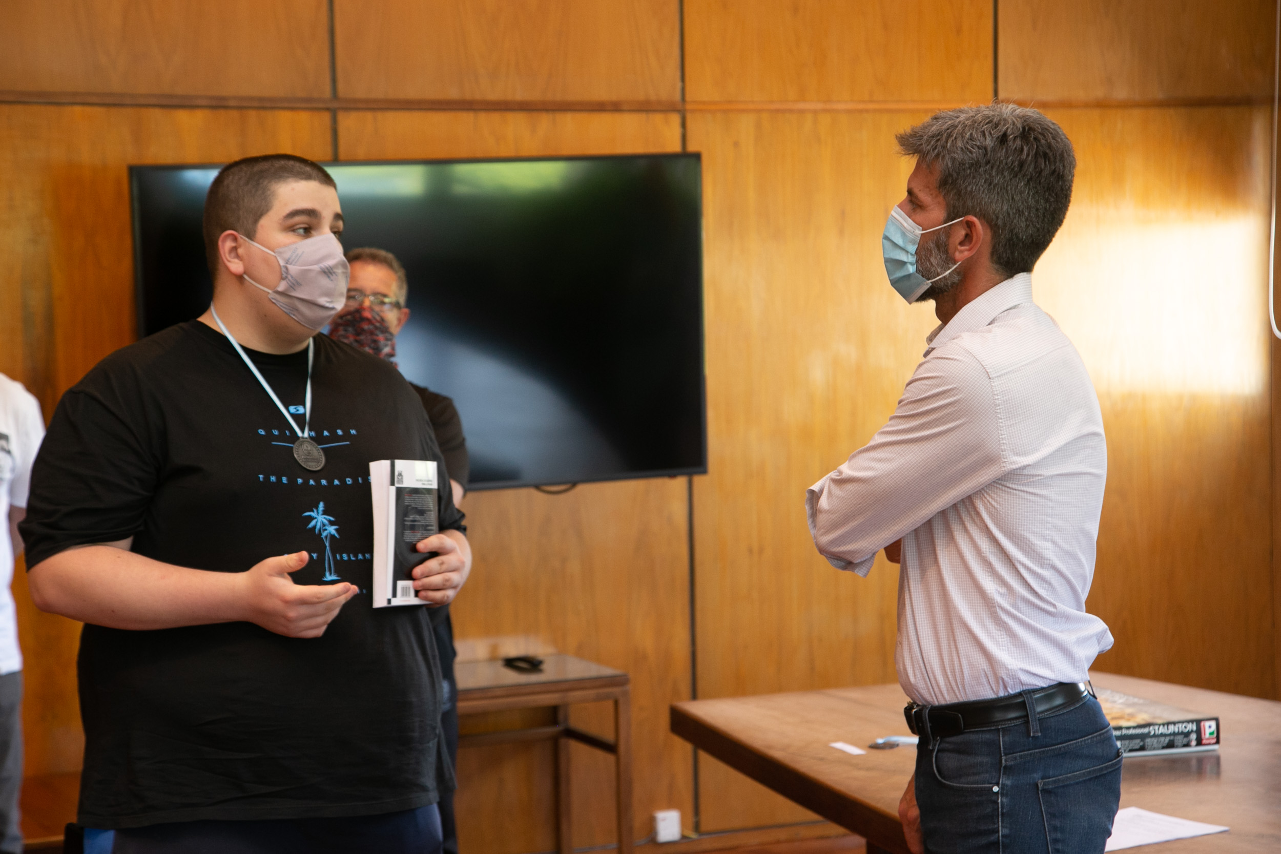 Ulpiano Suarez dialoga con Victor Pérez, subcampeón del torneo virtual.